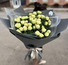 Букет Белые кустовые розы Солинеро в Новобирюсинском