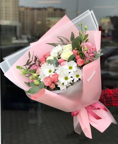 Букет цветов из: Розы, Лизиантусы и Хризантемы в Новобирюсинском